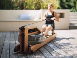 femme qui pratique du rameur sur la terrasse