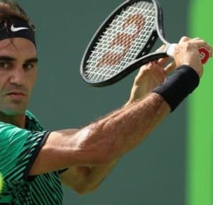 Roger Federer tenant sa raquette