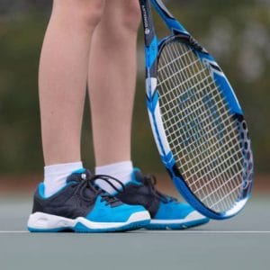 chaussures de tennis assorties à la raquette