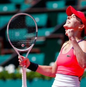 joueuse de tennis qui sourie après une victoire