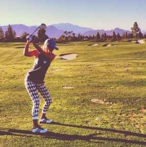 femme sur terrain de golf