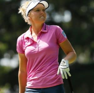 femme portant un polo de golf rose