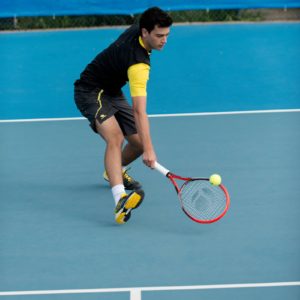 joueur avec chaussures de tennis pour asphalte