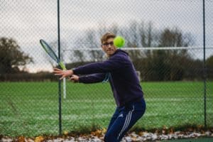 joueur en vêtements de tennis d'hiver