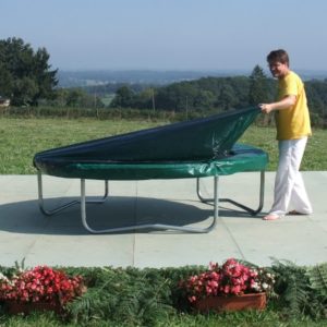 homme recouvrant son trampoline