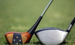 deux clubs de golf aux matériaux différents