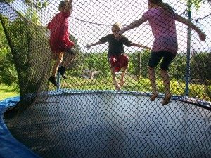 3 enfants s'amusant sur un trampoline