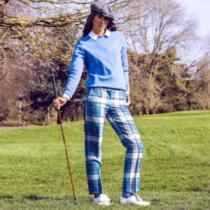 femme en tenue de golf bleu et blanc