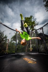 super saut sur trampoline