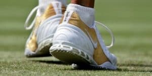 chaussures de tennis pour gazon couleur blanc et doré