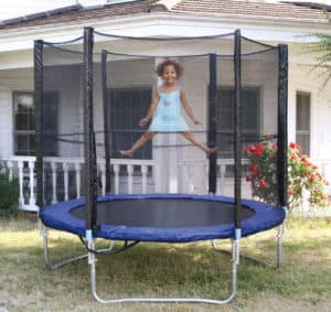 petite fille s'amusant sur son trampoline de jardin