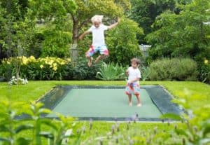 2 enfants sur un trampoline enterré