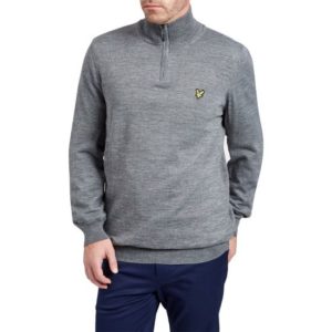 Homme portant un sweat de golf gris