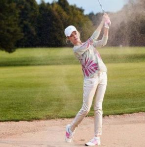 femme après un coup au golf