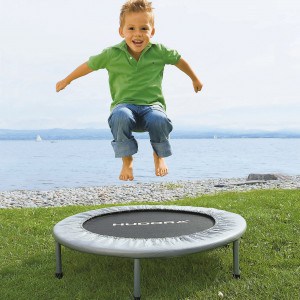 petit garçon sur mini trampoline