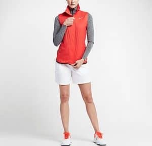 femme portant une veste de golf sans manches