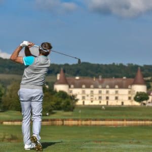 homme après un coup sur un parcours de golf