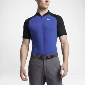 Homme portant polo de golf marque Nike