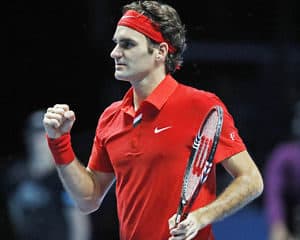 joueur de tennis pro avec un polo rouge Nike