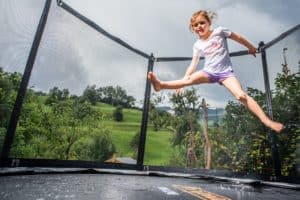petite fille sur trampoline