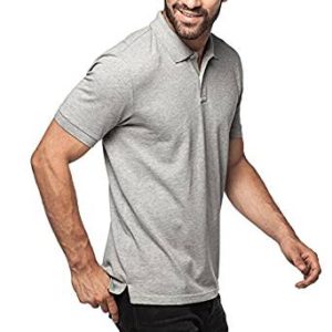 Homme souriant portant un polo de golf gris