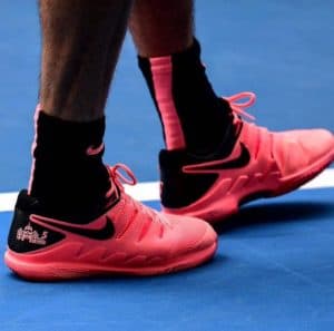 joueur portant des chaussures de tennis Nike