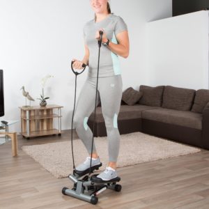 femme qui fait du stepper à élastiques