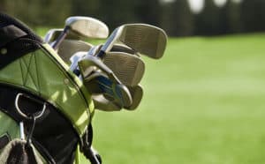 sac rempli de clubs de golf