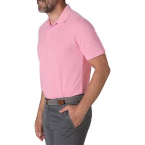 Homme avec polo de golf rose