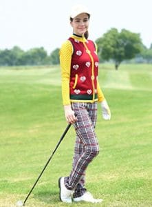 femme en tenue de golf colorée