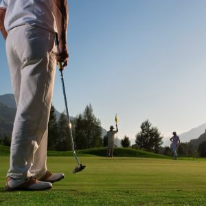 homme sur un parcours de golf