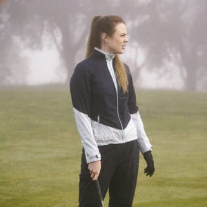 femme sur un parcours de golf pendant la saison froide