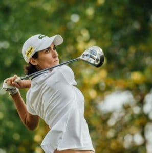 femme habillée en blanc jouant au golf