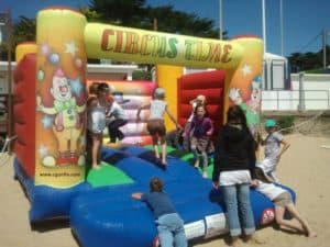 plusieurs enfants sur chateau gonflable coloré