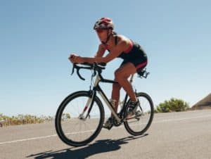 cycliste de route sur son vélo