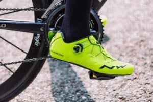 chaussure pour vélo fluo