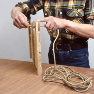 homme assemblant une balançoire