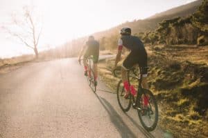 deux personnes faisant du vélo en plein air