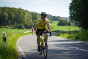 cycliste en tenue sur route 