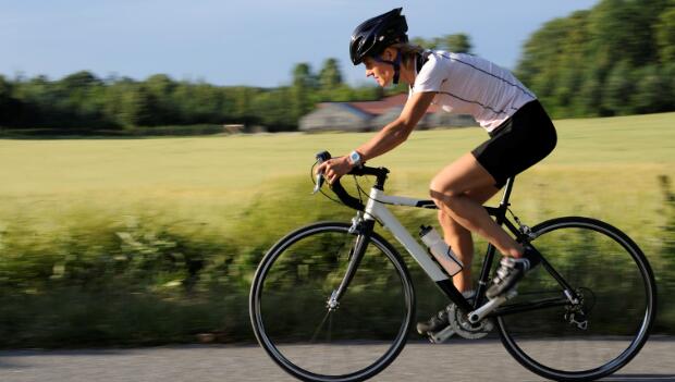 cycliste portant un maillot manches courtes