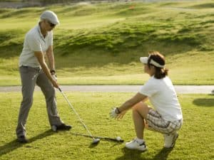 golfeur débutant qui s'apprête à frapper