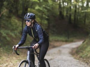 femme sur vélo portant une veste de cycliste