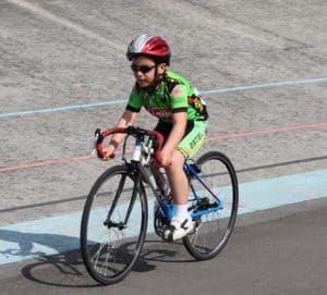 cycliste junior en tenue sur son vélo