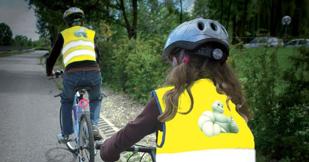 cycliste fille avec gilet fluo