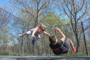 deux enfants qui s'amusent sur un trampo