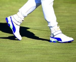 pieds d'un homme portant des chaussures de golf