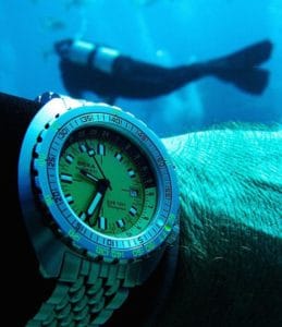 montre de plongée sous la mer