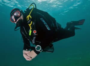 plongeur en immersion avec ordinateur de plongée
