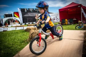 cycliste enfant en tenue sur une descente