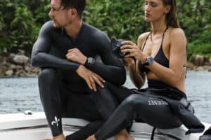 couple portant des montres de plongée